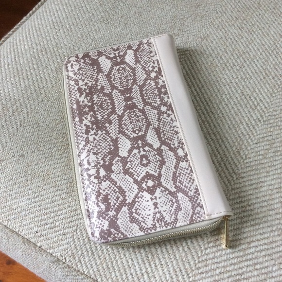 Adrienne Vittadini travel folio. - Picture 3 of 6